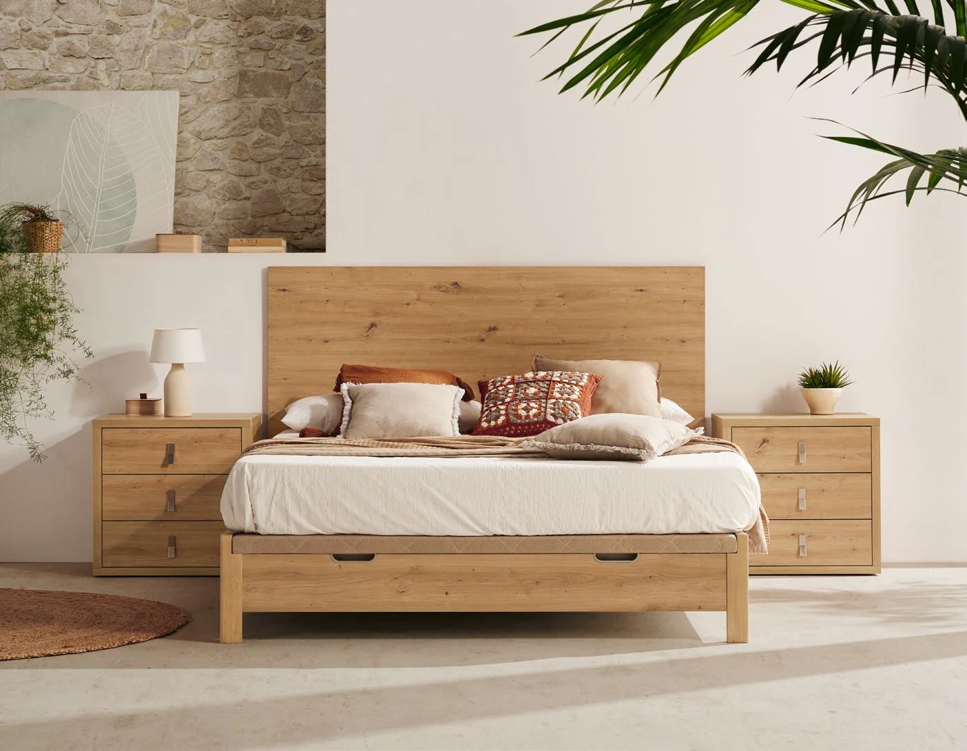 Dormitorio con canapé de madera y cabecero